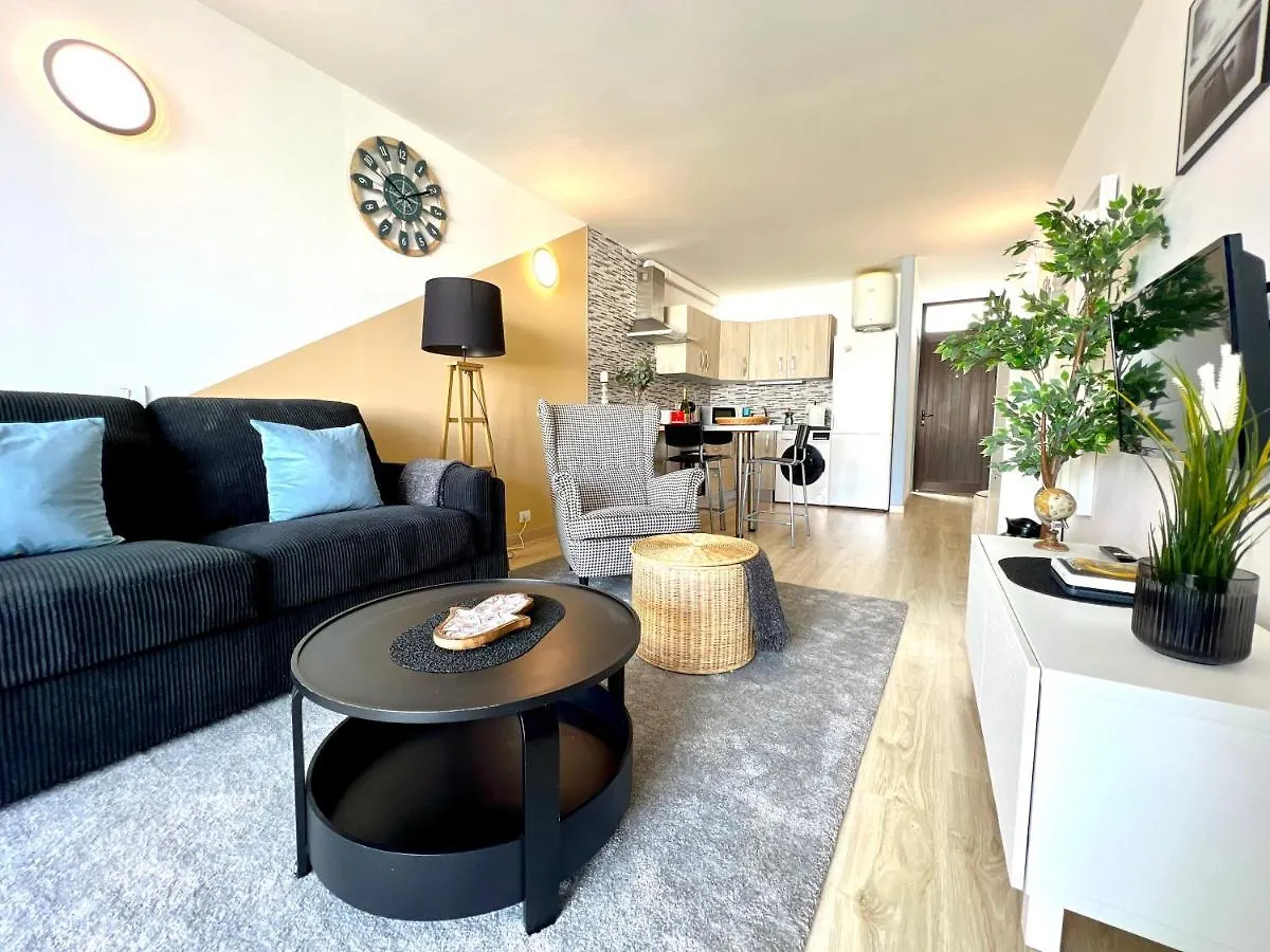Stunning Lovely Flat With Pool And Strong Wi-Fi, 31 Arona