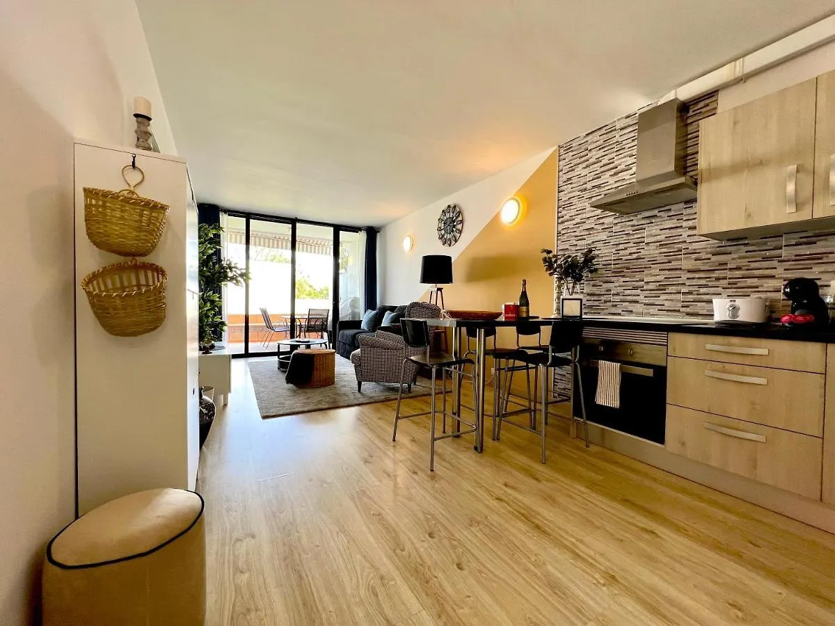 Stunning Lovely Flat With Pool And Strong Wi-Fi, 31 Arona  Holiday home